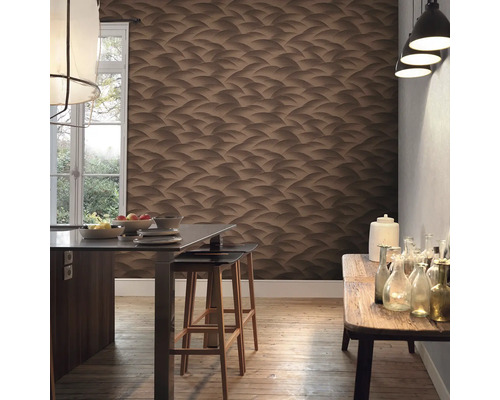 Obytný priestor s hnedou tapetou so zvlneným vzorom, kuchynským stolom a drevenou podlahou