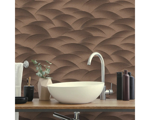 Kúpeľňa s umývadlom a vzorovanou tapetou