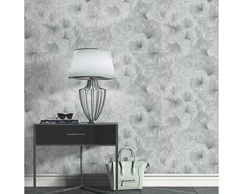 Scéna so vzorovanými tapetami, nočným stolíkom, lampou, kabelkou a doplnkami