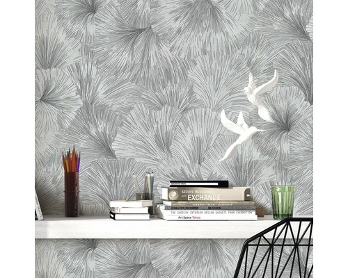 Scéna s tapetou so vzorom, stolom a dekoráciami