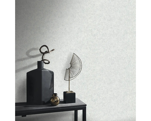 Dekoratívna tapeta s ornamentmi, vázami a dekoráciami na stole.