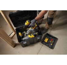 Otvorený čierny box na náradie s rôznym náradím a príslušenstvom