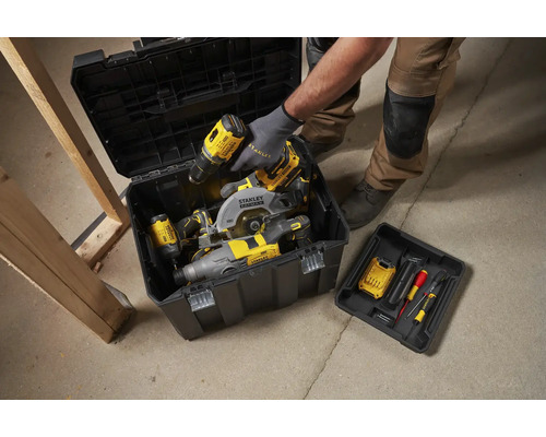 Otvorený čierny box na náradie s rôznym náradím a príslušenstvom