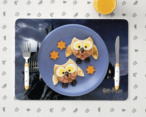 Prestretý stôl s prestieraním Harry Potter, tanier s tvarom sovy z chleba, klobásy, vajca a syra, plus príbory a pomarančový džús
