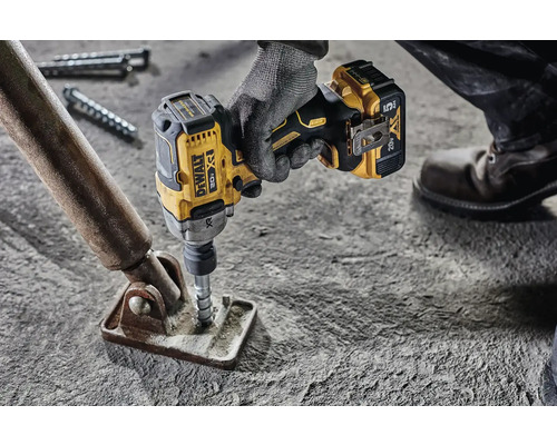 Akumulátorový rázový uťahovák sa používa na uťahovanie skrutky