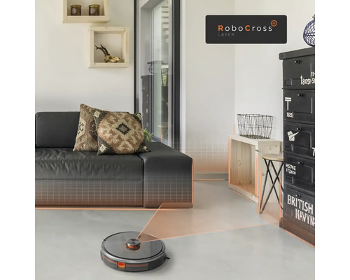 Robotický vysávač v obývacej izbe s pohovkou a skriňou