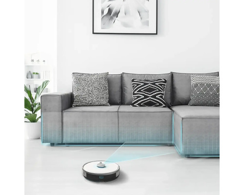 Robotický vysávač vo svetlej obývacej izbe pod pohovkou
