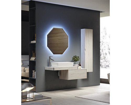 Moderná kúpeľňa s umývadlom, zrkadlom s osvetlením a vysokou skriňou