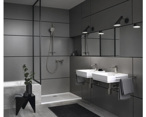 Moderná kúpeľňa so sprchou, dvojitým umývadlom a sivými stenovými panelmi