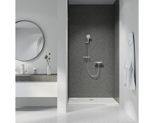 Svetlá kúpeľňa s umývadlom, zrkadlom a sprchou.