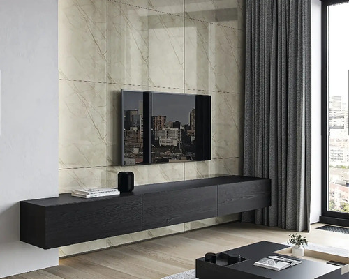 Moderná obývacia izba s obloženou stenou, televízorom a čiernou nízkou skrinkou