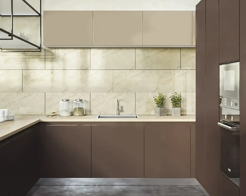 Moderná kuchyňa s drezom, obkladanou stenou a vstavanou rúrou