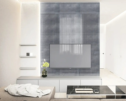 Svetlá obývacia izba s obkladanou stenou, televízorom a jednoduchým nábytkom