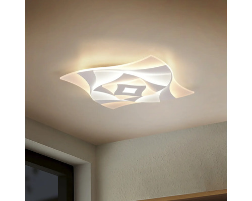 Moderné stropné svietidlo so zakriveným dizajnom v zapnutom stave