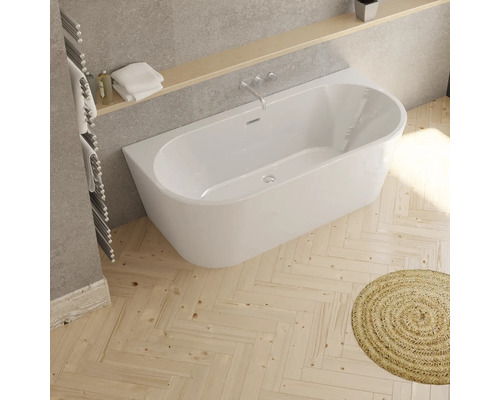 Vstavaná vaňa v kúpeľni s drevenou podlahou a okrúhlym kobercom