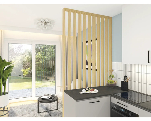Svetlý interiér bytu s kuchyňou, obývacou izbou a drevenou lamelovou stenou