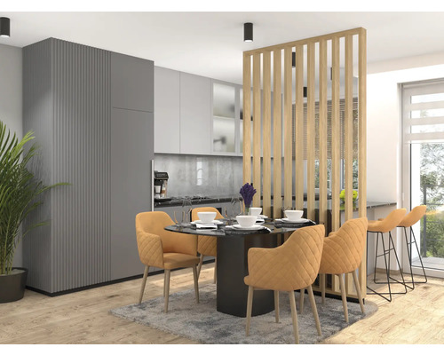 Svetlá kuchyňa s jedálenským stolom, stoličkami a kuchynským pultom