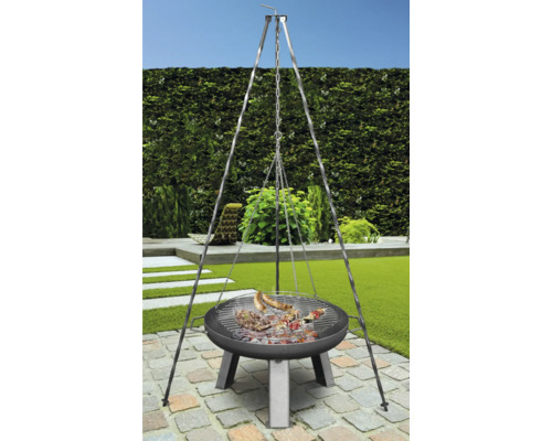 Otočný gril s grilovaným jedlom v záhrade