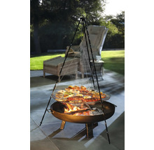 Grilovacia scéna s trojnožkou, grilovanými potravinami a záhradným nábytkom