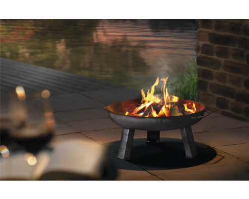 Ohnisko s horiacim drevom v záhrade