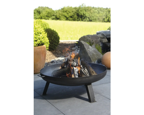 Ohnisko s horiacim drevom v záhrade