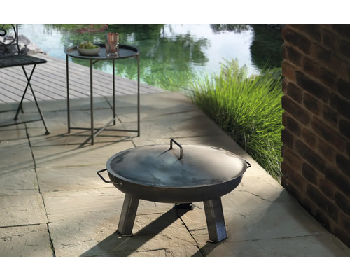 Kovové ohnisko s vekom na terase