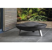 Oceľové ohnisko s krytom v záhrade