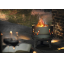 Ohnisko s plameňmi vonku na terase