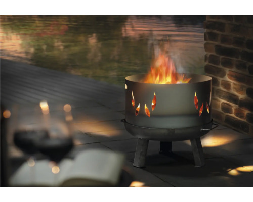 Ohnisko s plameňmi vonku na terase