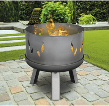 Kovové ohnisko s motívom plameňa a ohňom na drevo v záhrade