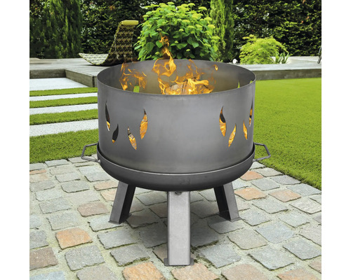 Kovové ohnisko s motívom plameňa a ohňom na drevo v záhrade