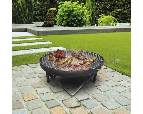 Záhradná scéna s grilom a rôznymi grilovanými jedlami