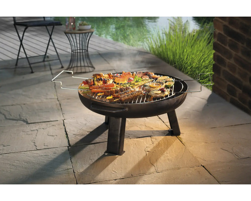 Gril s grilovaným jedlom vonku