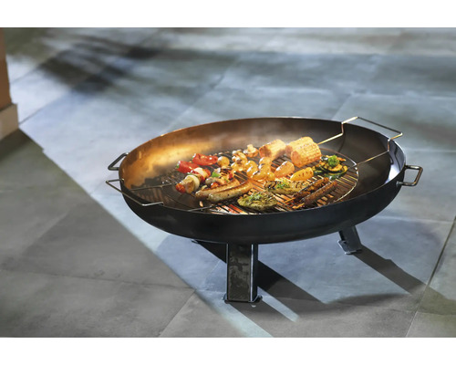 Ohnisko s grilovacím roštom a rôznymi jedlami