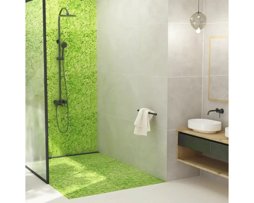 Moderná kúpeľňa so sprchou, umývadlom a zrkadlovou skrinkou