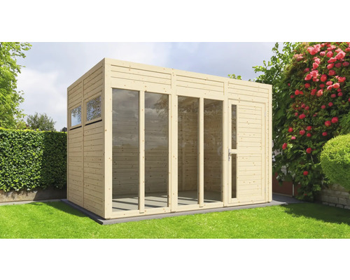 Drevený záhradný domček s oknami a dverami v záhrade