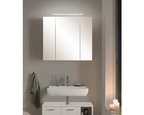 Kúpeľňa so zrkadlovou skrinkou, umývadlom a spodnou skrinkou vo svetlom dizajne