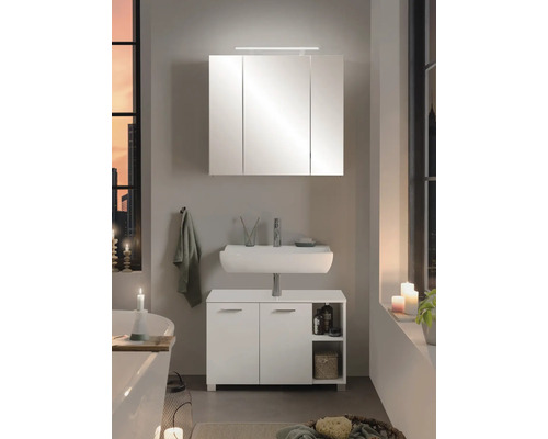 Moderná kúpeľňa so zrkadlovou skrinkou, umývadlom a spodnou skrinkou pre štýlové prostredie