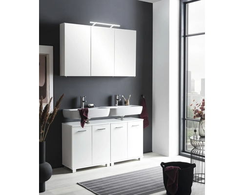 Moderná kúpeľňa s bielou skrinkou pod umývadlo, umývadlom na dosku, zrkadlovou skrinkou a uterákom