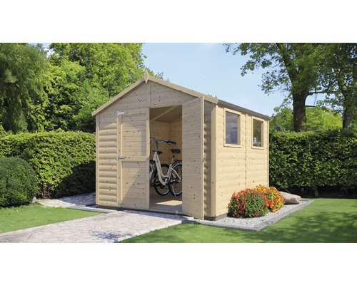 Záhrada s dreveným záhradným domčekom a otvorenými dverami, v ktorých je bicykel