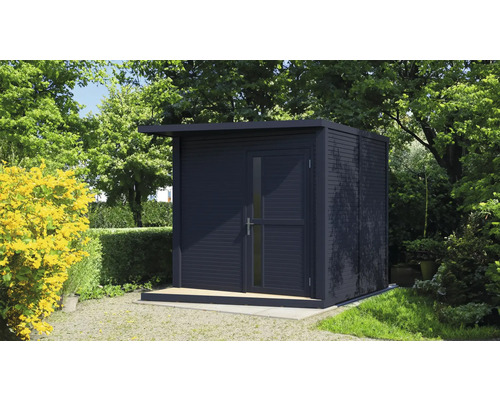 Záhradný domček s plochou strechou a dverami v zelenej záhrade