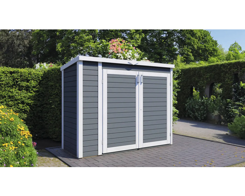 Drevená kôlňa na náradie s dvojkrídlovými dverami v záhrade