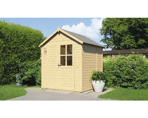 Drevený záhradný domček s oknom a dvojkrídlovými dverami v záhrade