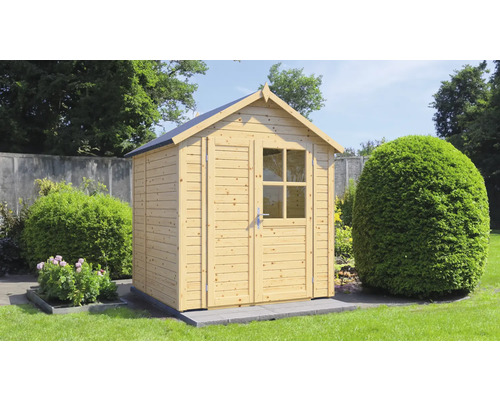 Drevený záhradný domček s oknom a dvojkrídlovými dverami v záhrade