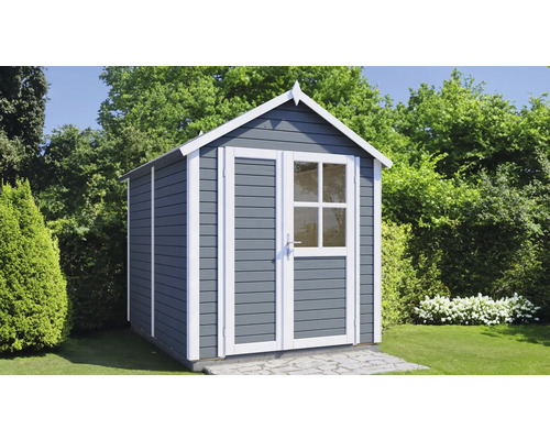 Sivý drevený záhradný domček s dvojkrídlovými dverami a oknom v záhrade