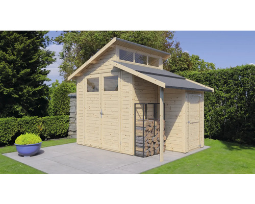 Drevený záhradný domček s dvojkrídlovými dverami, oknami a regálom na drevo v záhrade