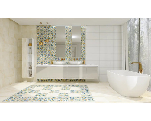 Svetlá kúpeľňa s vaňou, umývadlom a mozaikovými obkladmi