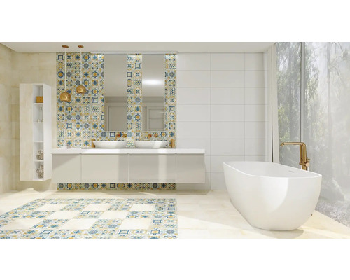 Svetlá kúpeľňa s vaňou, umývadlom, zrkadlom a vzorovanou tapetou.