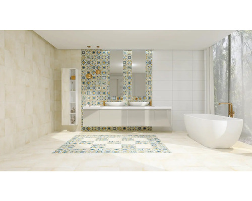 Svetlá kúpeľňa s vaňou, umývadlom, zrkadlami a dlaždicami v rôznych prevedeniach.