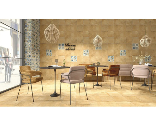 Interiér so stoličkami, stolmi, lampami a obkladmi stien v štýle reštaurácie.